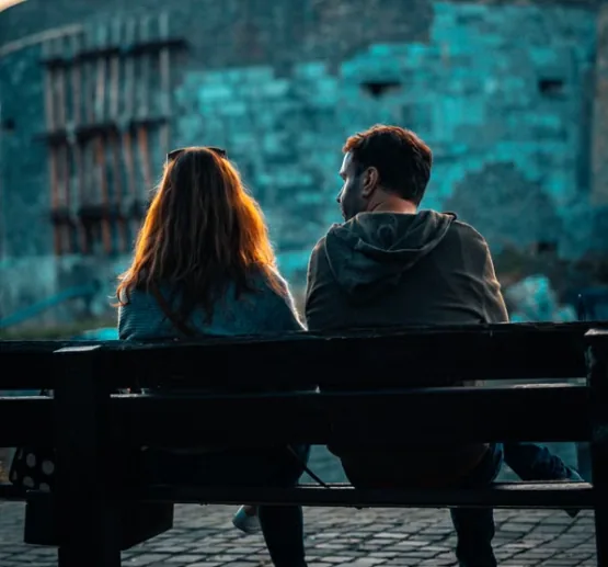 Pareja conversando con calma